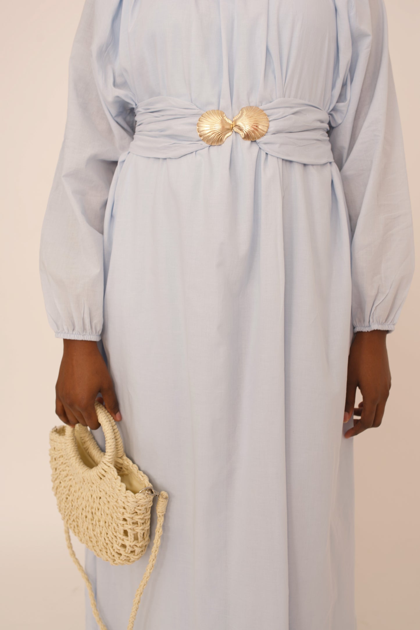 Robe Viola Mira – Robe longue bleu bébé en voile de coton avec ceinture boucle | Merra Paris