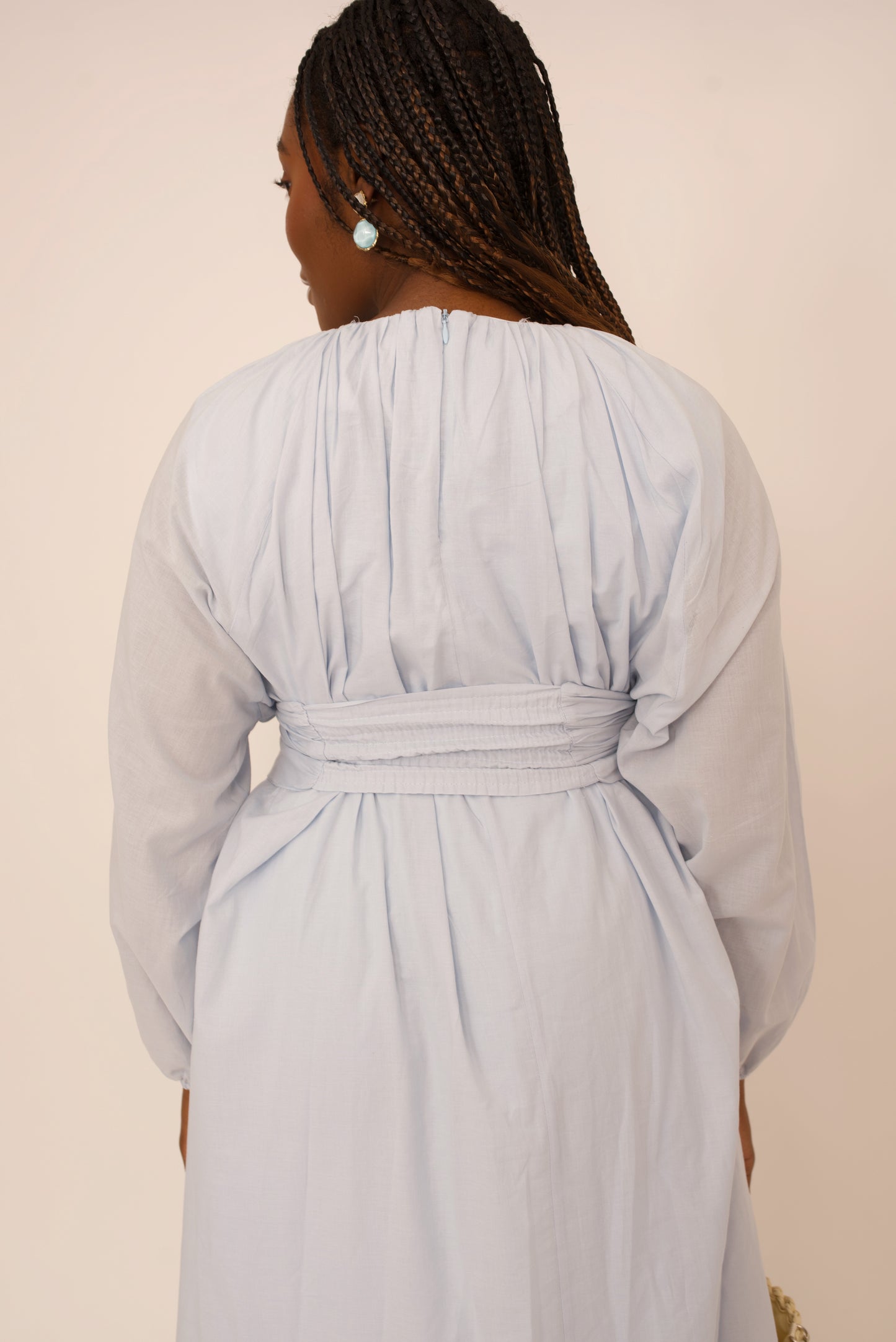 Robe Viola Mira – Robe longue bleu bébé en voile de coton avec ceinture boucle | Merra Paris