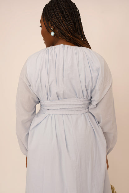 Robe Viola Mira – Robe longue bleu bébé en voile de coton avec ceinture boucle | Merra Paris